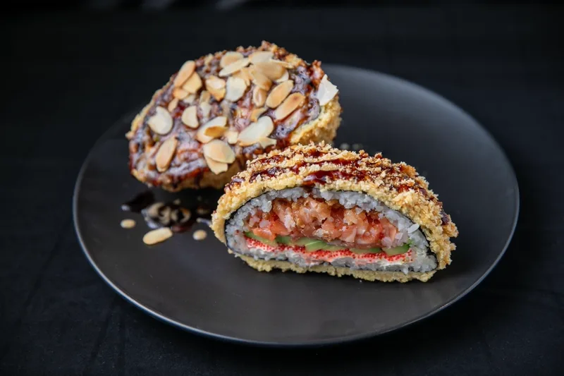 Sushi-Burger z łososiem sushi Zlota Sakura Warszawa