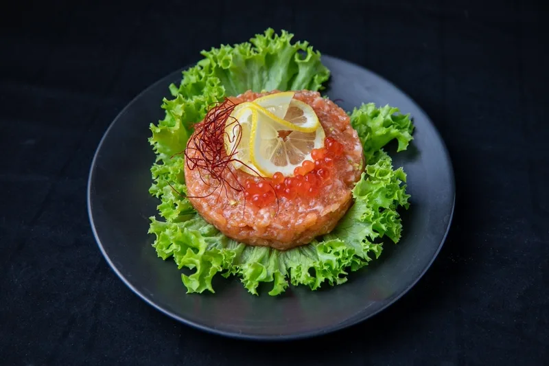Tatar z łososia sushi Zlota Sakura Warszawa