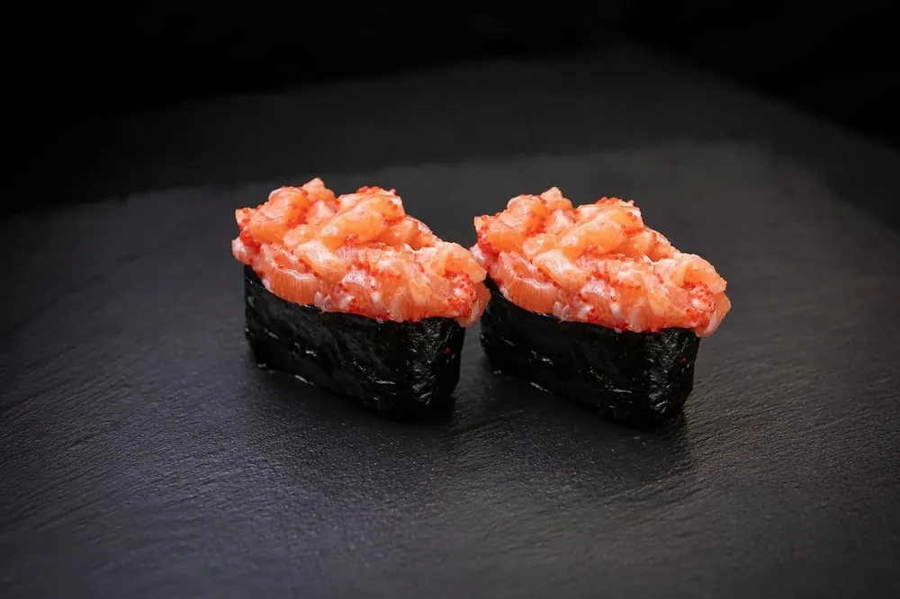 Gunkan z łososiem sushi Zlota Sakura Warszawa