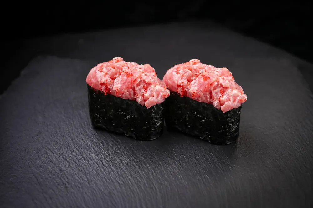 Gunkan z tuńczykiem sushi Zlota Sakura Warszawa