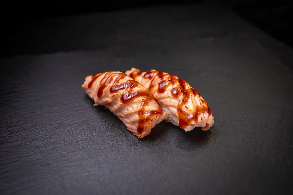 Nigiri grillowany łosoś sushi Zlota Sakura Warszawa