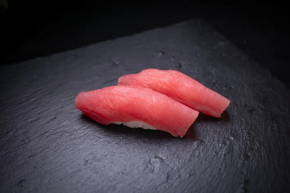 Nigiri tuńczyk sushi Zlota Sakura Warszawa