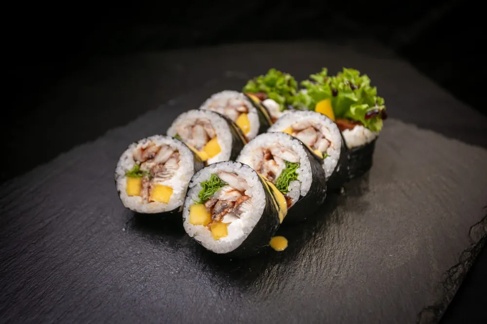 Futoroll z węgorzem i mango sushi Zlota Sakura Warszawa