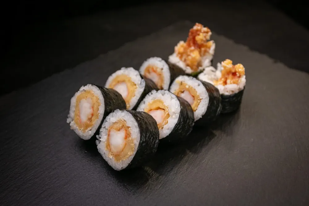 Hosomaki z krewetką w tempurze sushi Zlota Sakura Warszawa