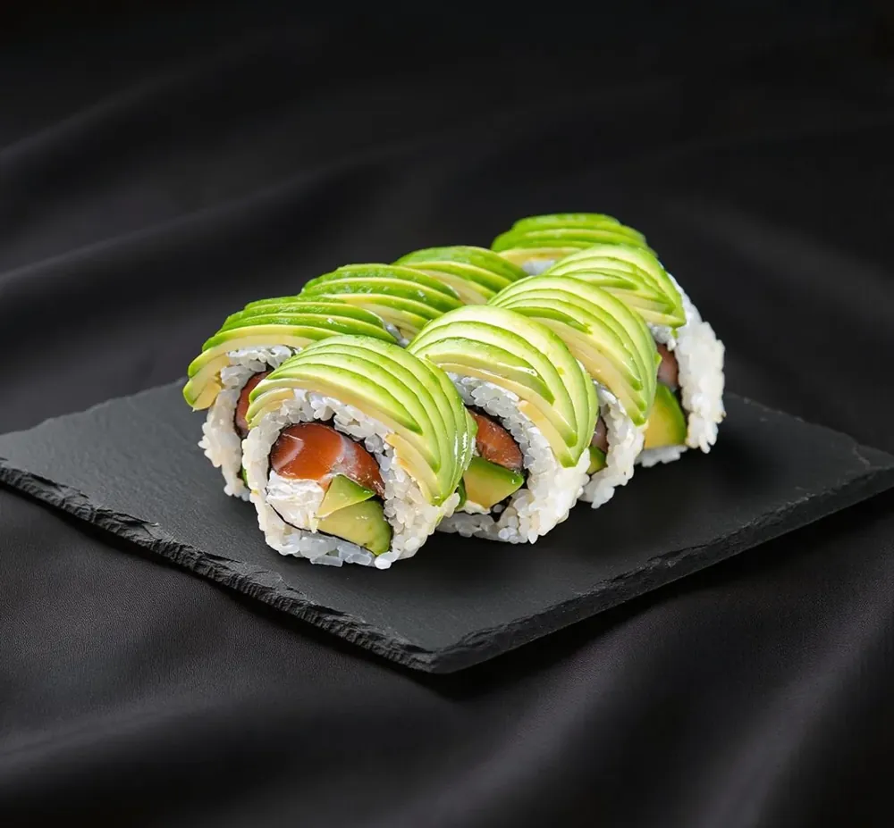 Awokado roll z łososiem sushi Zlota Sakura Warszawa