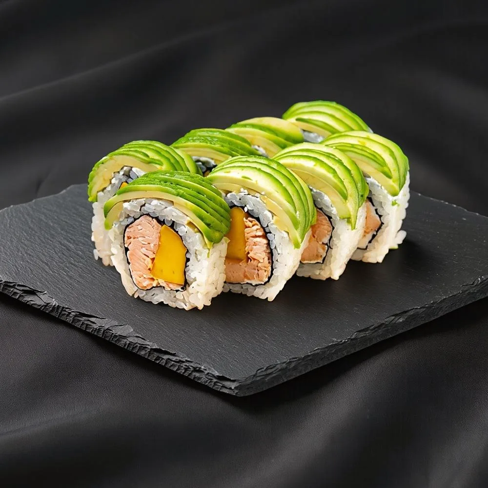 Awokado roll z pieczonym łososiem sushi Zlota Sakura Warszawa