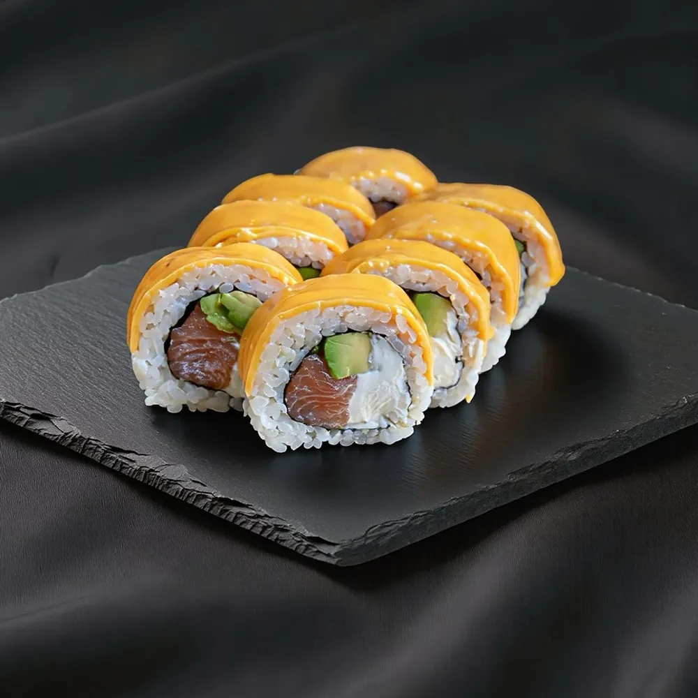 Cheese roll z łososiem sushi Zlota Sakura Warszawa