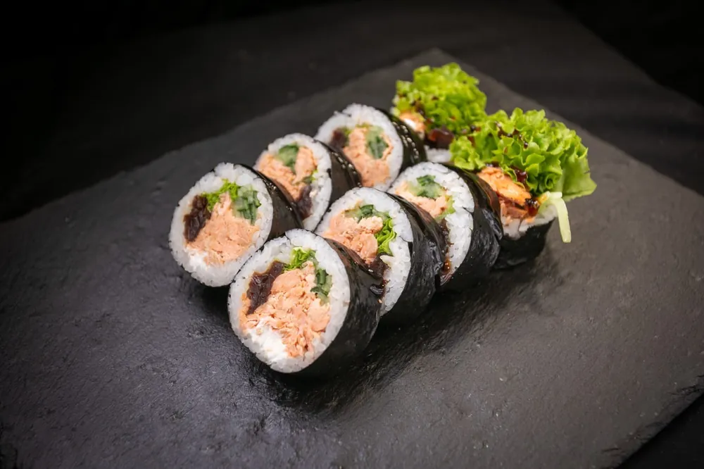 Futoroll z pieczonym łososiem sushi Zlota Sakura Warszawa