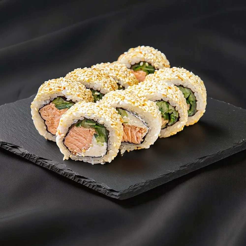 Kalifornia w sezamie z pieczonym łososiem sushi Zlota Sakura Warszawa