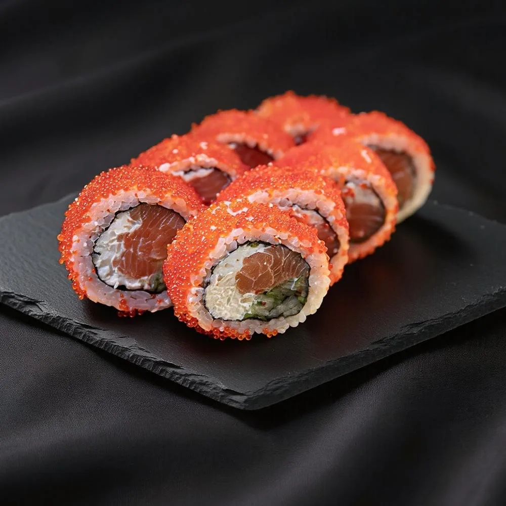 Kalifornia w tobiko z łososiem sushi Zlota Sakura Warszawa