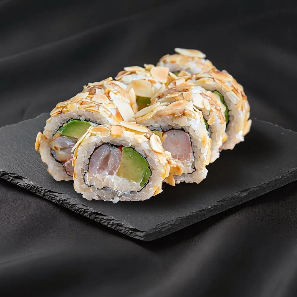 Migdałowy roll z krewetką sushi Zlota Sakura Warszawa