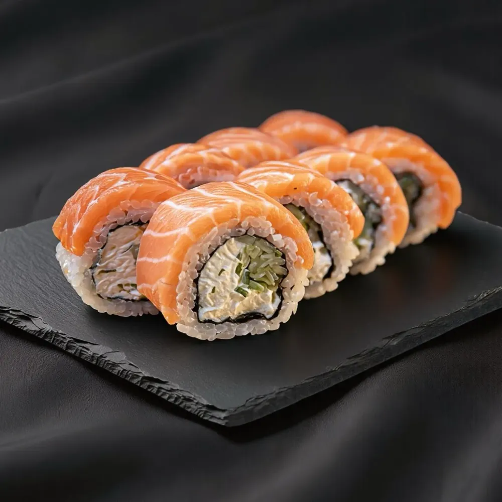 Philadelphia z łososiem sushi Zlota Sakura Warszawa
